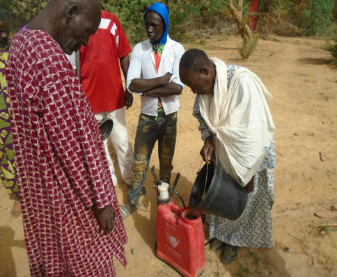 progKEY's tweet photo. Au niveau du périmètre maraîcher de #Kissim (commune de #Hombori, #Mopti), le consortium @SOS_SAHEL_ a renforcé les capacités du groupement féminin bénéficiaire (50 cheffes de ménages) sur les techniques de lutte biologique.

#progKEY #AfricaTrustFund @europeaid @JuttaUrpilainen https://t.co/dHLJWBtQFX