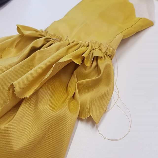 Stitching the tiers of ruffles on and learning a new method (oooh).
#18thcenturyfashion #18thcentury #18thcenturysewing #sackback #robealafrancaise #georgiancostume #thegeorgianera #dresshistory #dressmaking #sewing #reenactment #reenactor #costume #hist… ift.tt/2HjGbQc