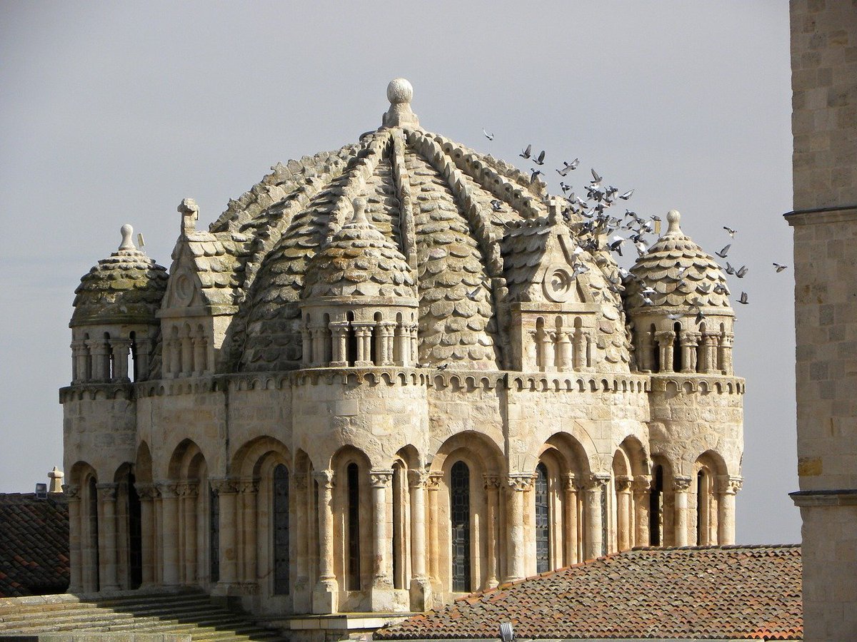 "this" being the 1894 Bristol County Superior Court. it's described as being "Spanish Romanesque" but in fact it's just very specifically aping the otherwise unique mid-12th century ribbed dome of Zamora Cathedral, which only barely works in Zamora and doesn't work here at all