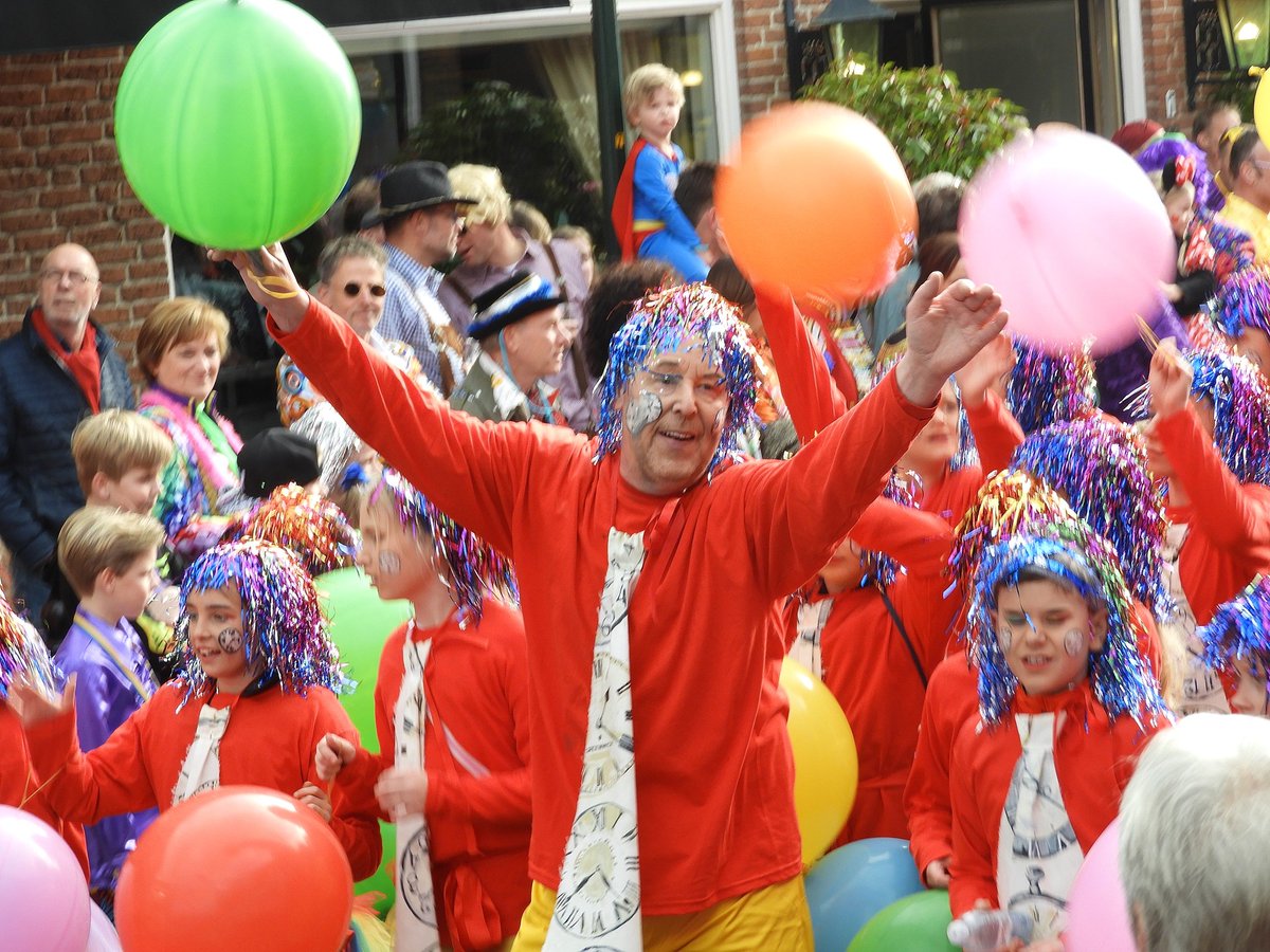 Optocht2020's tweet photo. Wat een gezelligheid, wat een sfeer, wat een creativiteit, wat een enthousiasme, wat een feest 🎉🍻🎊🍷😃 Opgeven is heel simpel via https://t.co/GoNaTG39sA #doeallemaalmee #vaakbujtebang https://t.co/YzjxOi615F