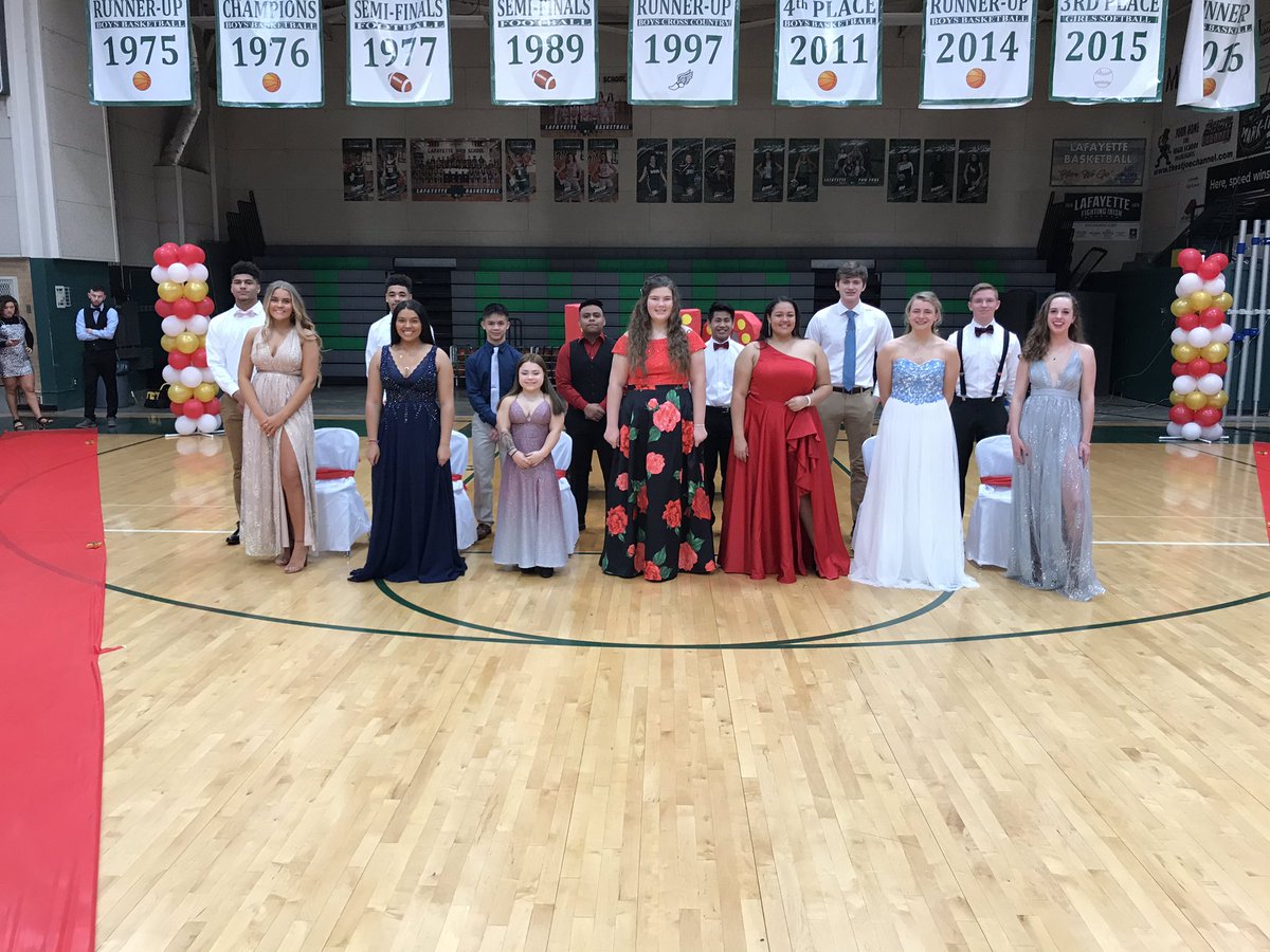 IrishSTUCool's tweet photo. Our beautiful Winter Shamrock Queen candidates. 💚 @LHSIrish @lafstuco https://t.co/PHx8nIUTJv