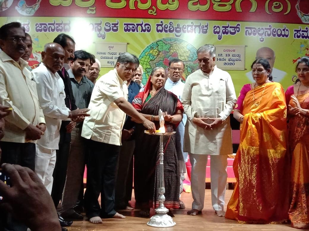 JagadishShettar's tweet photo. ಇಂದು ಹುಬ್ಬಳ್ಳಿ ದೇಶಪಾಂಡೆ ನಗರದ ಸವಾಯಿಗಂಧರ್ವ ಹಾಲ್ ನಲ್ಲಿ ವಿಶ್ವ ಕನ್ನಡ ಬಳಗದ ವತಿಯಿಂದ ಆಯೋಜಿಸಿದ್ದ ಕರುನಾಡ ಜಾನಪದ, ಸಾಂಸ್ಕೃತಿಕ ಮತ್ತು ದೇಶಿ ಕ್ರೀಡೆಗಳ ಸಮ್ಮೇಳನ ಉದ್ಘಾಟಿಸಿ, ಕಾರ್ಯಕ್ರಮ ಉದ್ದೇಶಿಸಿ ಮಾತನಾಡಲಾಯಿತು. https://t.co/Y2MXKyIjir
