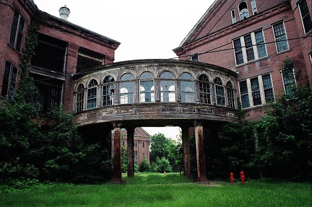 (those were two of the notable residents of the Taunton State Hospital, a terrifying 19th century asylum that was closed in the 70s and demolished about 10 years ago
