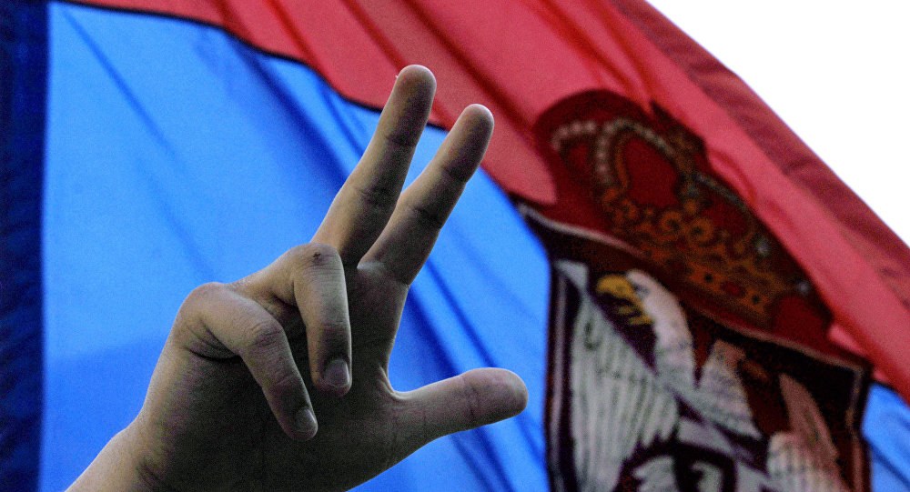 жесты сербов. три перста сербия. сербский знак три пальца. приветствие тремя перстами. три перста сербы.