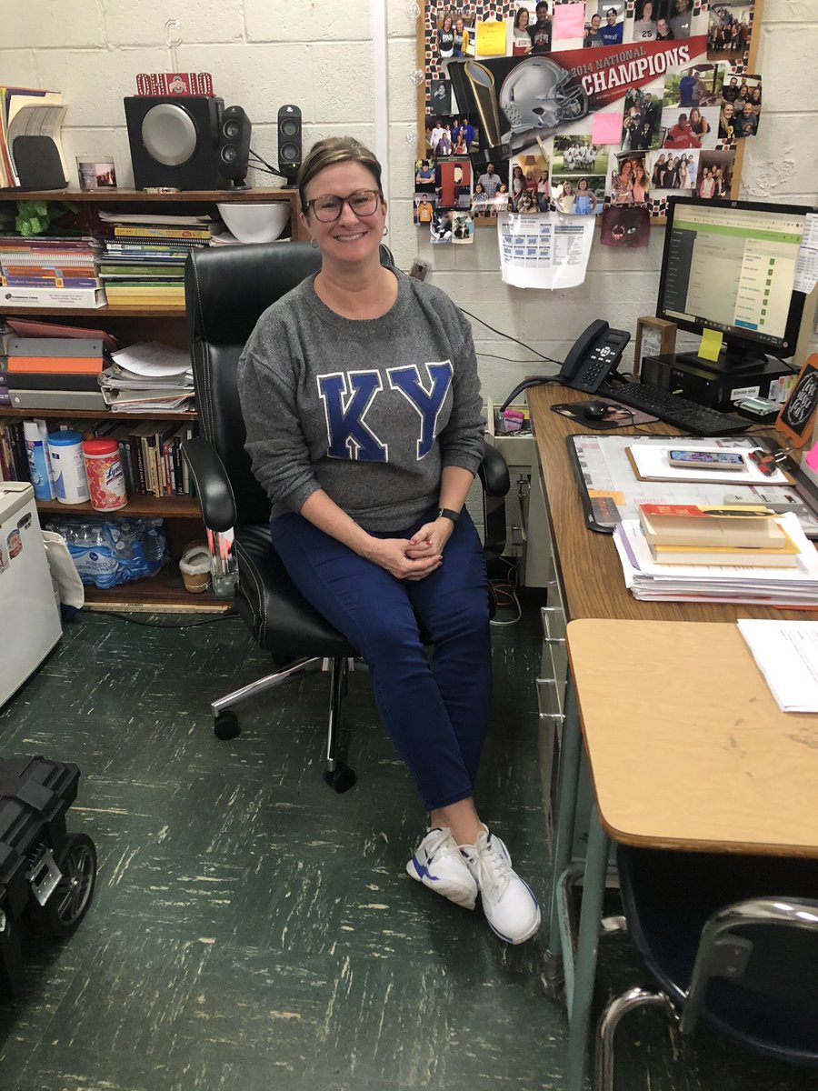 smccauley1287's tweet photo. Check out our @SchoolsParis staff members taking advantage of our healthy schools initiative #1: wearing athletic shoes to school. Thanks for #modelingtheway for our students by demonstrating the importance of physical activity! #fitsupts #fitstudents #fitteachers #parispride https://t.co/YG9qO6Go9R