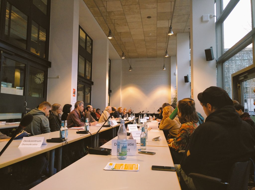 #ReclaimTheHouse Gemeinsam mit <a href="/marcobuelow/">Marco Bülow</a>,  <a href="/mehrDemokratie/">mehr demokratie! Österreich</a> &amp; anderen radikalen Demokraten debattiert @oPetition heute über #Bürgerversammlungen #Petitionen #Volksentscheide #Bürgerräte #Demokratie