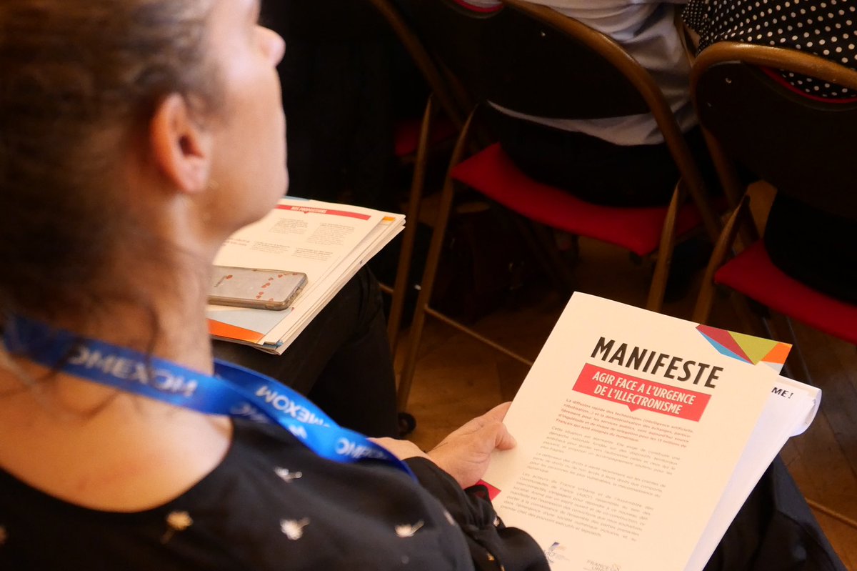 cedric_o's tweet photo. 1 Français sur 5 ne se sent pas à l'aise avec le numérique. Au Forum @INTERCOnnectes, les acteurs se mobilisent pour un #NumériqueDuQuotidien. L'État s'engage à leurs côtés avec l'investissement de 30 millions d'euros pour le #PassNumérique et l'expérimentation d'#AidantsConnect https://t.co/cmJwxRoiiM