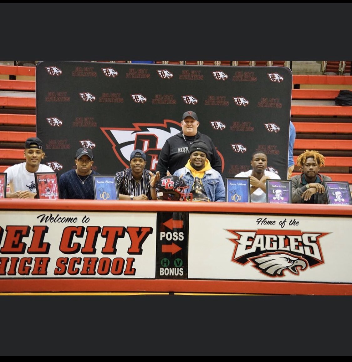TyromeDentonII's tweet photo. Blessed to say it’s OFFICIAL!❤️ #RED20NE ⚫️🔴🐎 https://t.co/XjZNKnNP1W