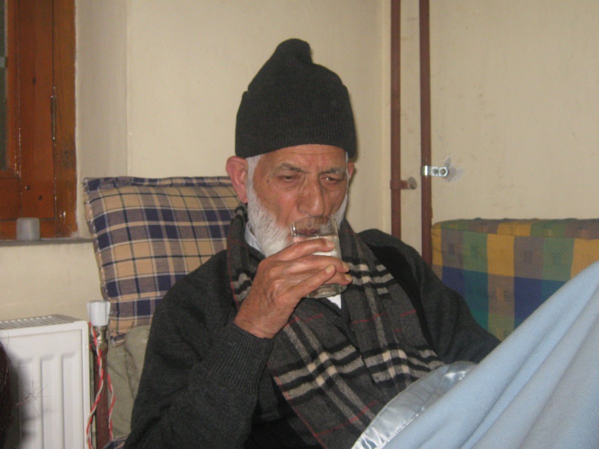 Hurriyet Leader Syed Ali Geelani unwell, please  Pray for Veteran Leader,s health.@SAbdullahGilani
@najibgk  @CellJammu  @mujibshami1 @TalatHussain12 @SirajOfficial @Kashmirstate @UmarCheema1 @ArifAlvi @Sohailiqbal1111 @Norin_official1 @Abdulkhaliqwasi @KaashifMir @AliKashmiri_