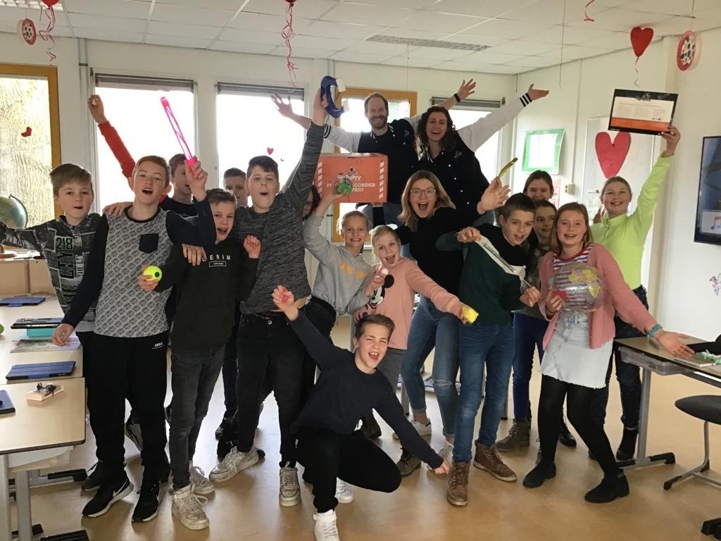 Wat een leuke dag was het vandaag! Ronde langs vier scholen van Stichting Roobol in #Friesland. Dank voor jullie enthousiasme en gezelligheid! Foto: Dr. Theun de Vriesskoalle. Het leuke is je als school nog meedoen! Geef je nu op: gravitychallenge.nl #gravitychallenge #ipad