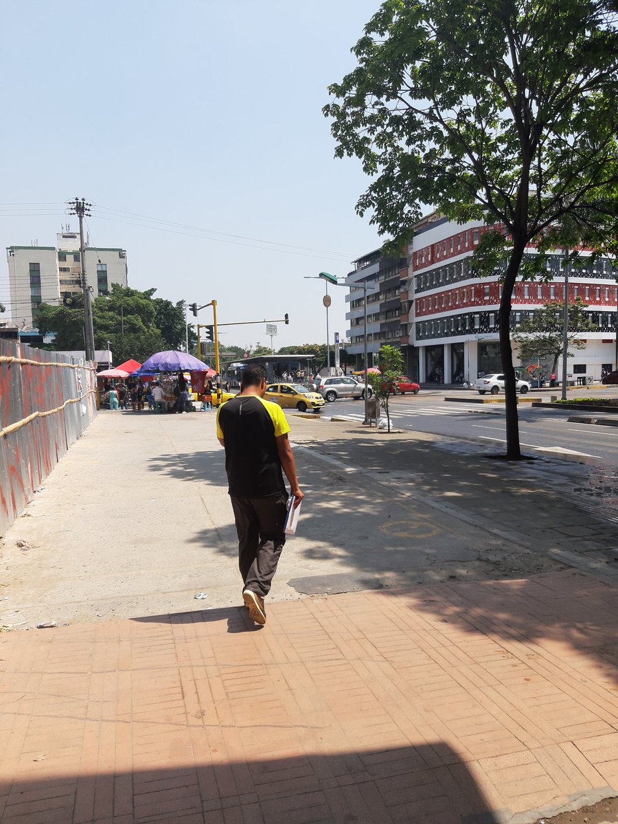 Umanha's tweet photo. @EMCALIoficial daño acueducto donde quedaba el antiguo comfandi de la av 3 norte con 23, al parecer desde el dia de ayer 11 de febrero de 2020 se encuentra en ese estado. https://t.co/SxF4ft2p6F