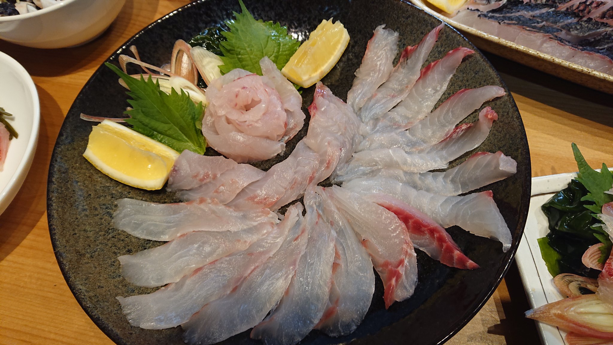 淡麗 生 メジナ４枚で様々な料理に挑戦 刺身 安定の旨さ 焼霜造り 皮身の旨さ 昆布締め 旨み凝縮 肝ポン 白子ポン 釣り人の特権 皮ポン 意外に受け良く一番人気 アラ汁 締めに最高 魚に感謝 メジナ グレ 真鶴 魚料理