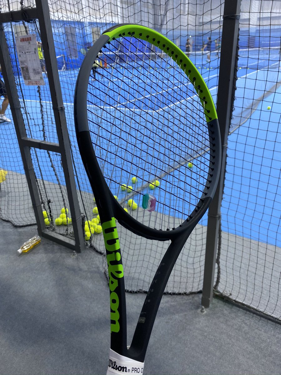 teru4454's tweet photo. 深夜のシングルス #修行 なう🎾
今日は、腰捻りを意識して
厚い当たりを身につけるべく！
BLADE 100 V7.0  かなり自分に合ってキタ！😆
#だれもがBLADERの覚醒
#Wilson
#BLADE
#BLADER
#BLADE100
#日本限定
#luxilon
#ALUPOWERfeel
#ALUPOWER
#Main50Cross47
#kimony
#tennis https://t.co/vzWfWzsKLw