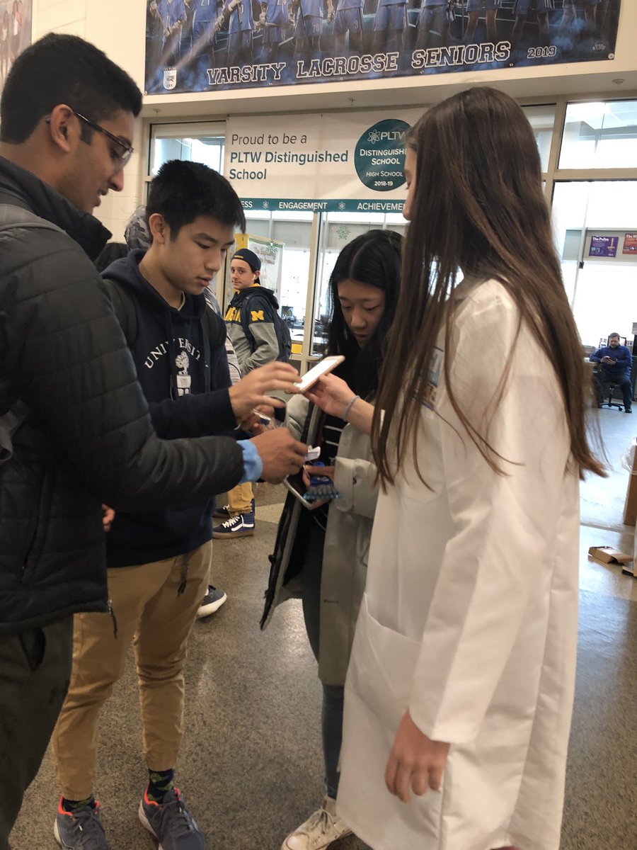 SkylineSkyWell's tweet photo. Skyline students meet with community health partners at the SkyWell Expo. @SkylineHM @Skyline_Eagles @SkylineHighA2 https://t.co/VVzS3qS8b9