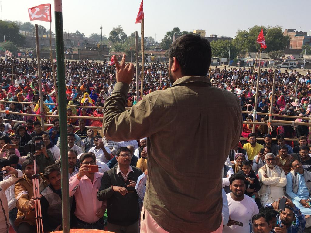 kanhaiyakumar's tweet photo. आज जन-गण-मन यात्रा के चौदहवे दिन डेहरी व औरंगाबाद मे सभाओं का आयोजन हुआ। युवाओ को नौकरी नही मिल रही है,उस वजह से शादी नही हो रही है,परिवार की जिम्मेदारी नही उठा पा रहे हैं,लगातार नौकरी की चिंता के कारण मानसिक तनाव का शिकार हो रहे हैं और नेता “धर्म खतरे में है” का ड्रामा कर रहे है https://t.co/912lMeIaON