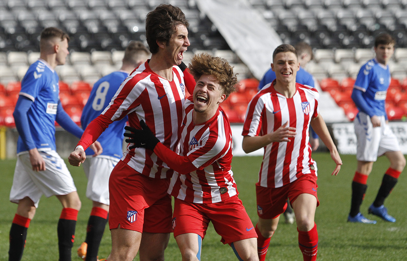 Manolo Lama celebra el primer gol del Atlético de Madrid Juvenil (Foto: ATM).