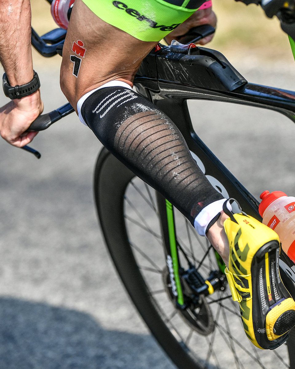 The R2 Oxygen is a must-have for all athletes looking for high performances and superior comfort. It is super ventilated thanks to ventilation bands directly integrated in the compression, an exclusive COMPRESSPORT innovation.