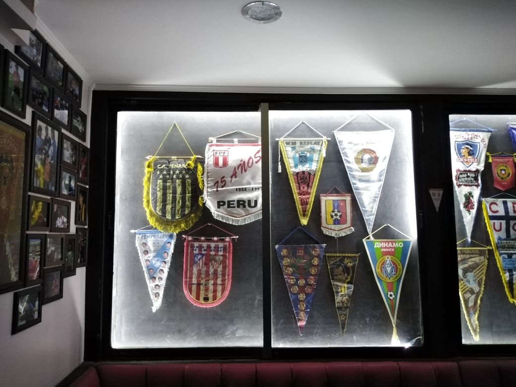 festigolchile's tweet photo. Haciendo nuevos amigos, se vienen interesantes proyectos para este 2020 junto a CLUB Yungay, el bar futbolero de Santiago, un lugar repleto de historias. Ubicado en el barrio Yungay, una maravilla para cualquier fanático.

#festigol
#barrioyungay
#clubyungay https://t.co/I2hpZMxBFB