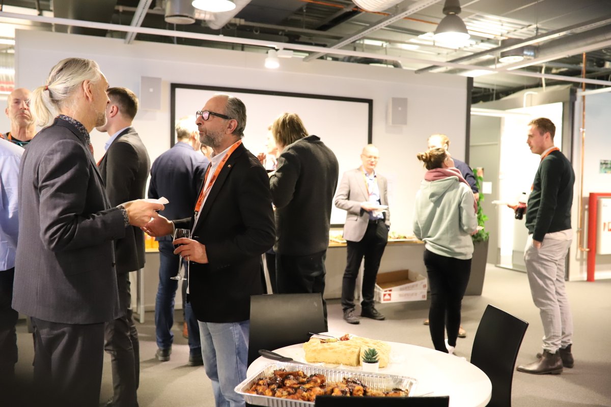 We were happy to gather so many former and current members during our very first big alumni event last Thursday! 😀🤩