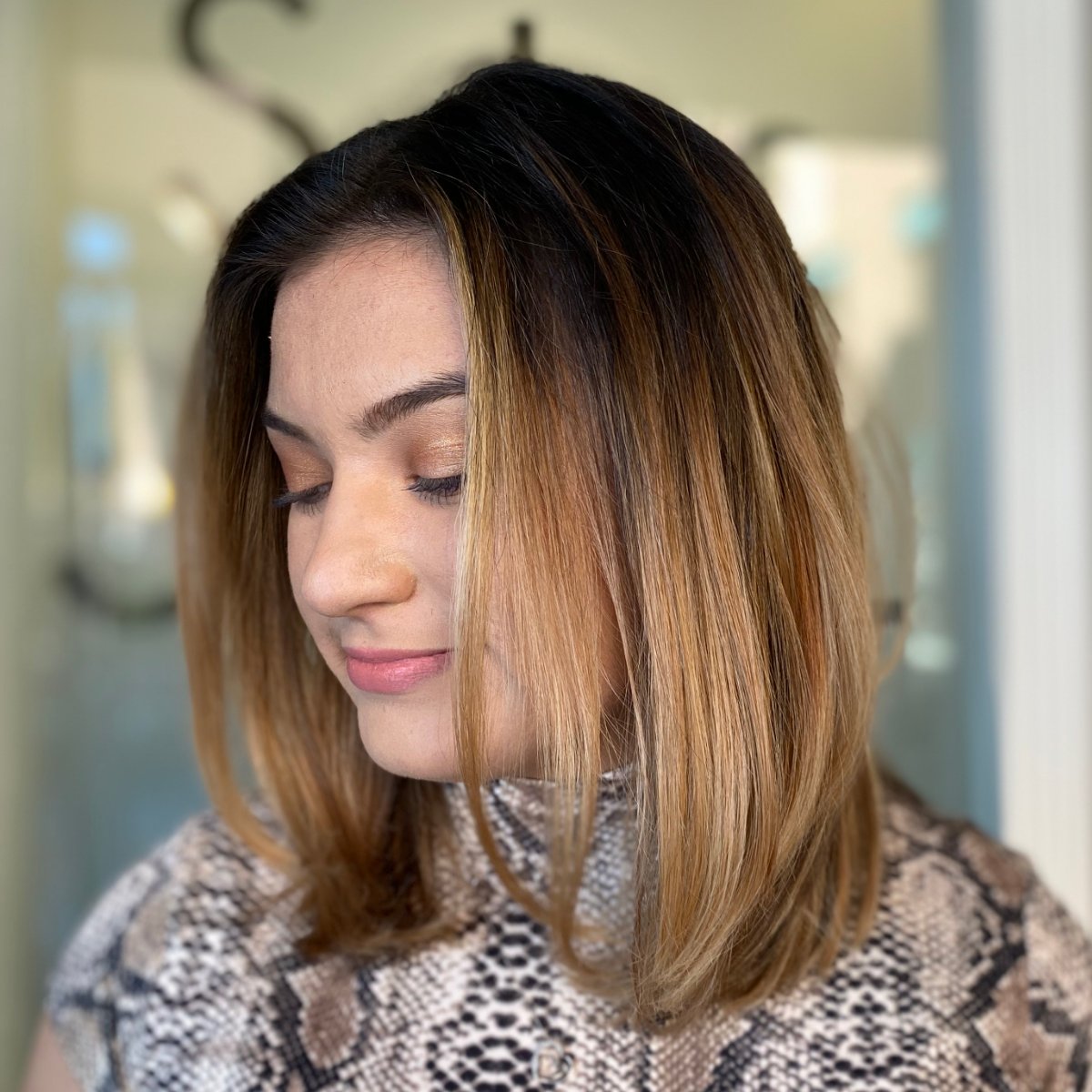 SalonSurrealPHX's tweet image. Getting a #warmbalayage by @nikkifoss.art  allows you to grow out your roots for #healthylonghair with #subtlelayers and gorgeous color! 😍