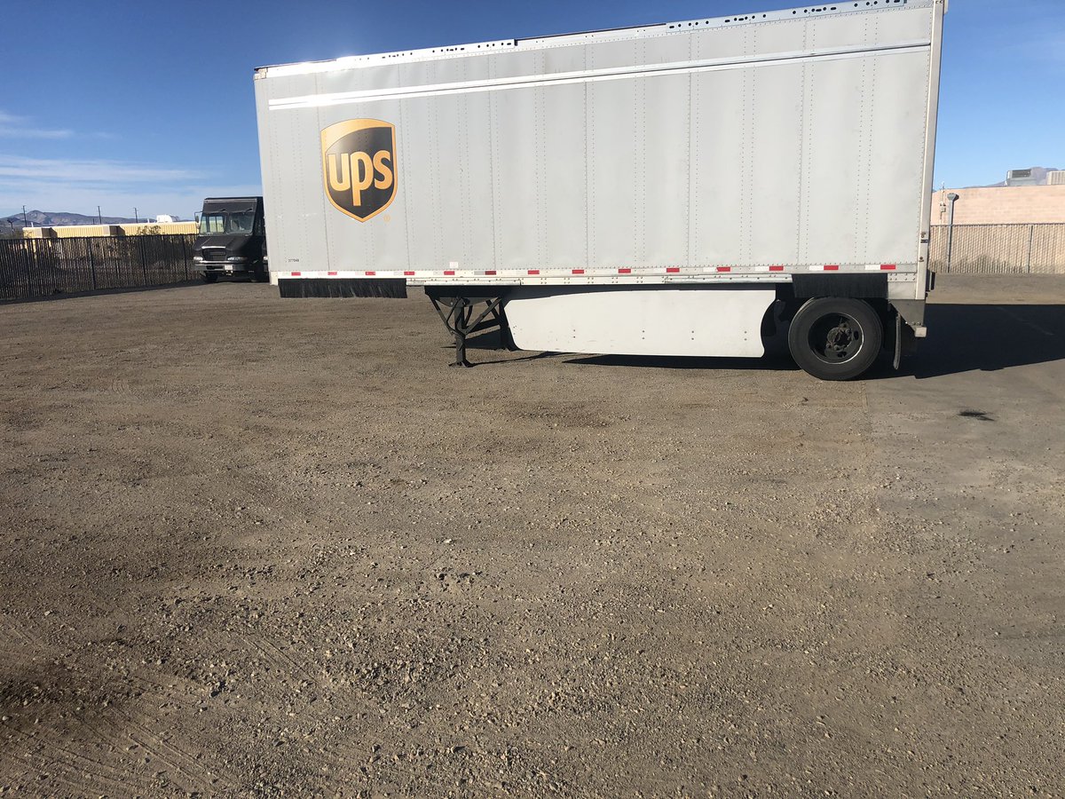 SfecaFeederSfty's tweet image. If I can keep a shine on my shoes working in this, you should have no problem keeping a shine on your shoes. Look down. Our customers do! @Henry_J_UPSER @sidewayssfeca @OCFeederSafety @CACHFeeder @UPSCerritosFdr @FeederMstca @SGACAFeeder @SanDiegoFeeder