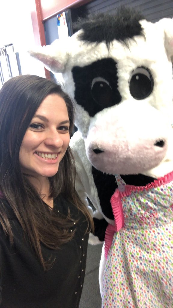 TNGSarah's tweet photo. Molly the Cow is visiting FSG Elementary School in Ridgway today!  #TNGfoodfun #TNGfeedskids #dairy #ridgway @JoTNGRocks https://t.co/6nRL2ikNsB