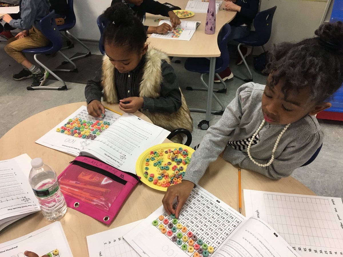 bieberk12's tweet image. Counting 100 fruit loops and creating a bar graph by color! #100thdayofschool #countday #onlywb #dohertyfamily #mathfun