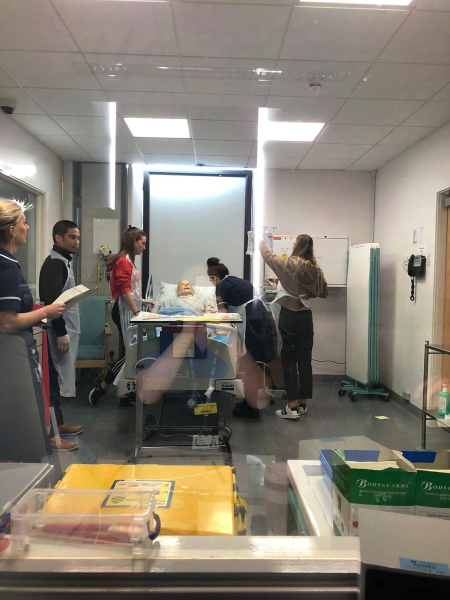 We also simulated a very unwell patient who was deteriorating rapidly, the team were assessed in how they responded to the patients vital signs, we then debriefed the scenario! #simulatedlearning #recogniseandact 🏥 #BVHAMU