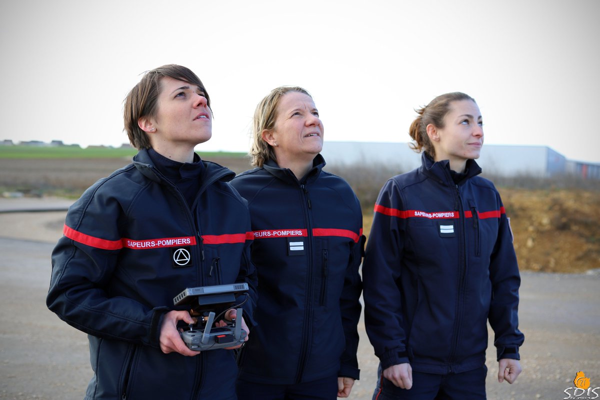 sdis21's tweet photo. 🚁 Ce matin, le service #Prévision accompagné d'une lieutenant de la #FILT100 en immersion, d'un géomaticien et d'une télépilote de #drone du @sdis21 se sont réunis pour une mission inédite : la prise de vues aériennes de 2 sociétés afin de constituer des plans d'#ETARE. https://t.co/kpFyb15W82