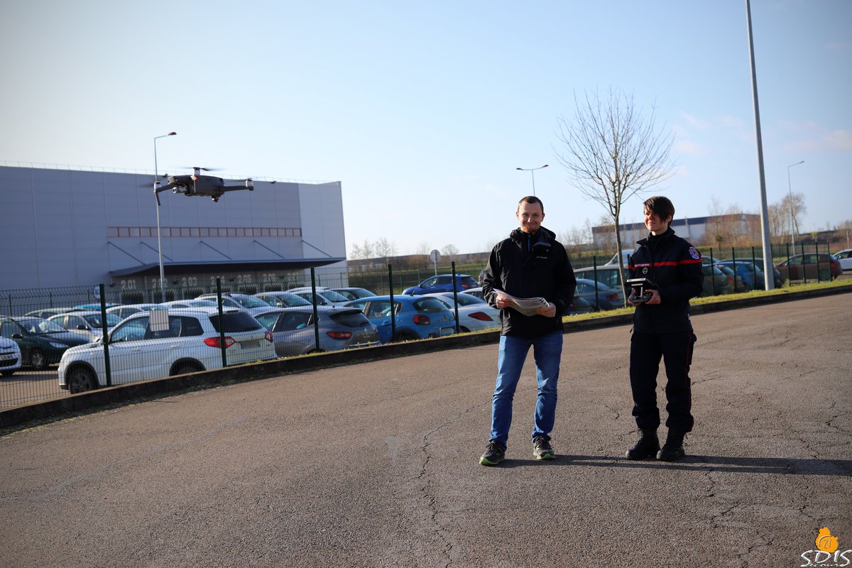 sdis21's tweet photo. 🚁 Ce matin, le service #Prévision accompagné d'une lieutenant de la #FILT100 en immersion, d'un géomaticien et d'une télépilote de #drone du @sdis21 se sont réunis pour une mission inédite : la prise de vues aériennes de 2 sociétés afin de constituer des plans d'#ETARE. https://t.co/kpFyb15W82