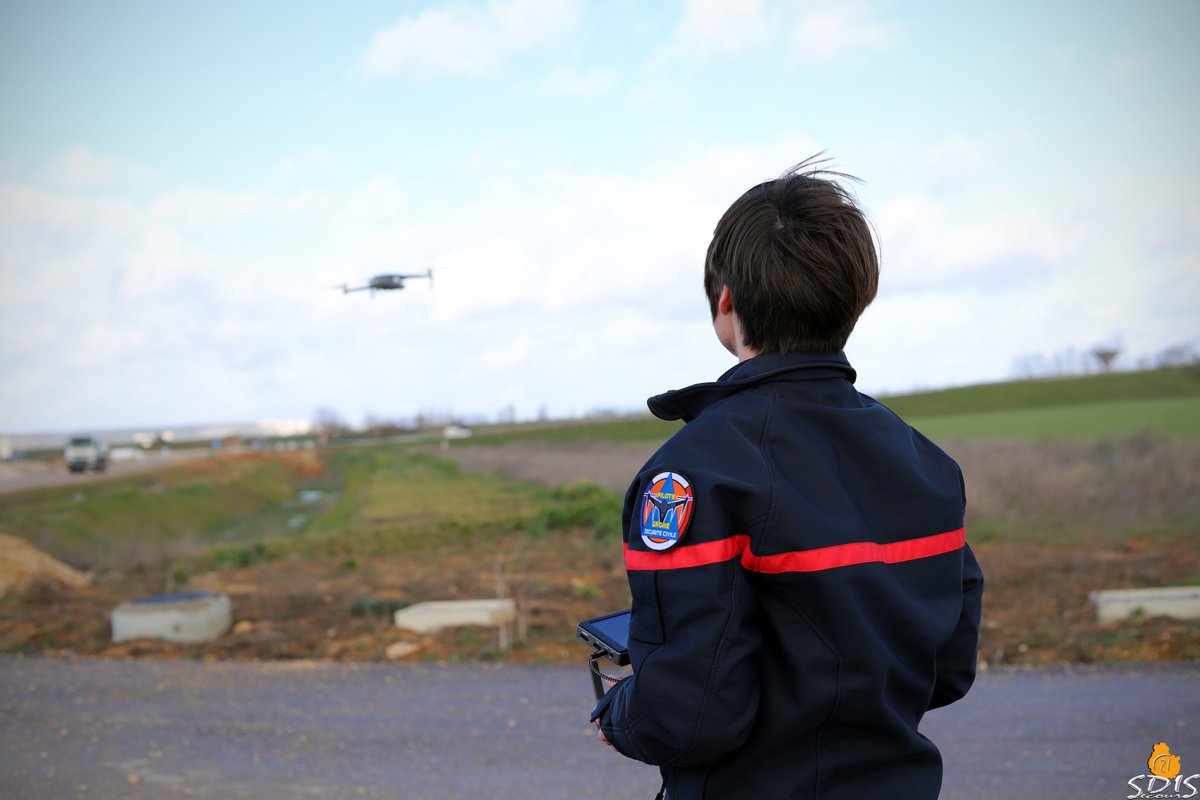 sdis21's tweet photo. 🚁 Ce matin, le service #Prévision accompagné d'une lieutenant de la #FILT100 en immersion, d'un géomaticien et d'une télépilote de #drone du @sdis21 se sont réunis pour une mission inédite : la prise de vues aériennes de 2 sociétés afin de constituer des plans d'#ETARE. https://t.co/kpFyb15W82