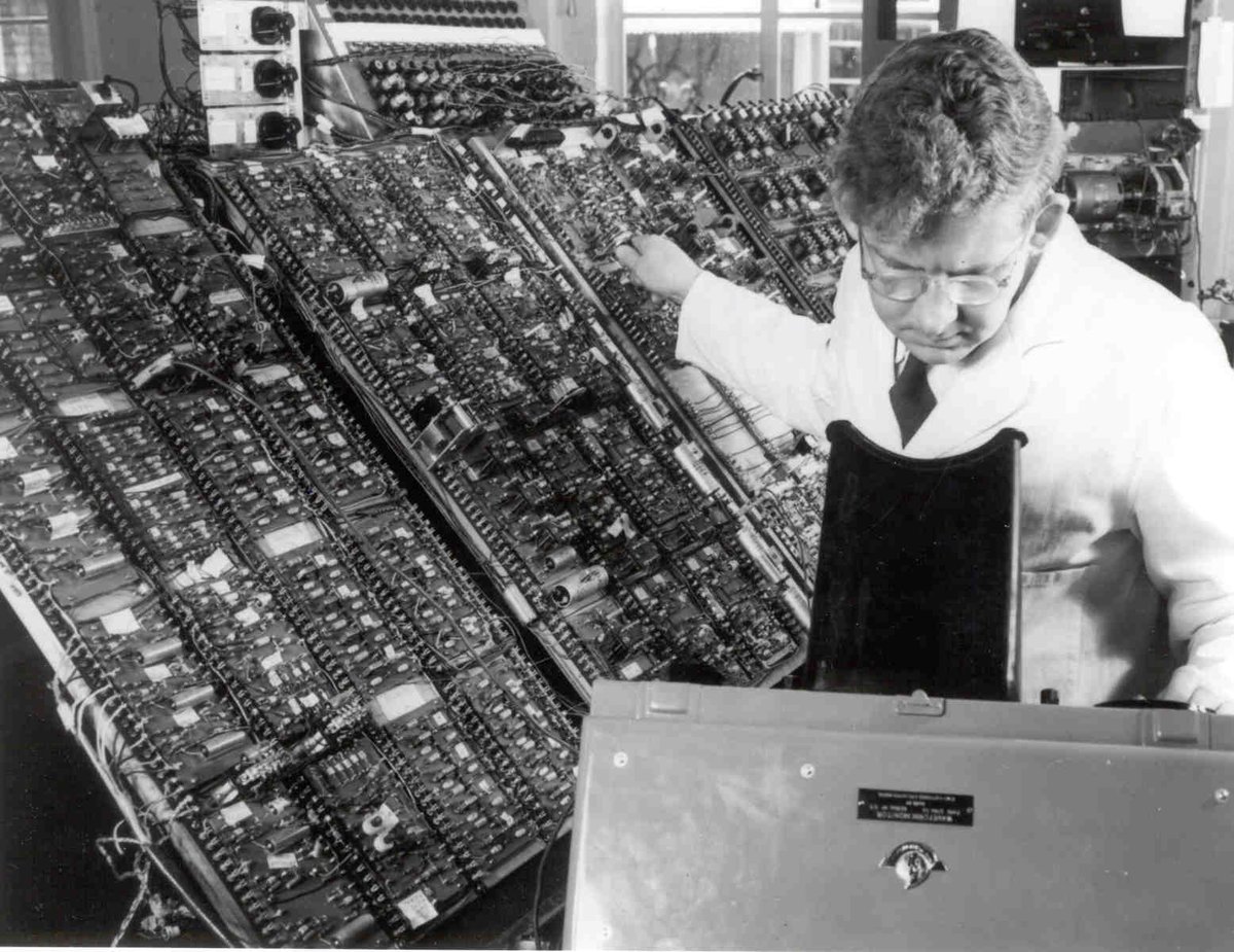SciComp_STFC's tweet photo. Harwell has been a pioneer of computing since the 1950s. Hereโs Jim Stephen in 1955 with CADET, the first fully transistorised computer in Europe #RALcomputing
CADET (and its predecessors) were used to solve physics equations too complex to solve by hand ๐ https://t.co/latBTuM9OB