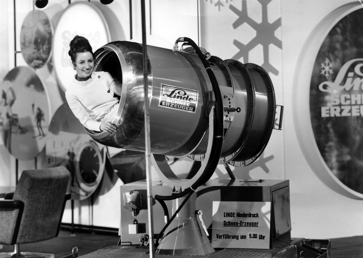 LINDE_GAS_DE's tweet photo. Beim heutigen Wetter werden wir ein wenig nostalgisch, wenn wir auf das Bild von 1968 schauen – es zeigt nämlich einen Linde Niederdruckschneegenerator - kurz Schneekanone - bei der Produktpräsentation.

#ThrowbackThursday #LindeHistory https://t.co/u9mKf2eViz
