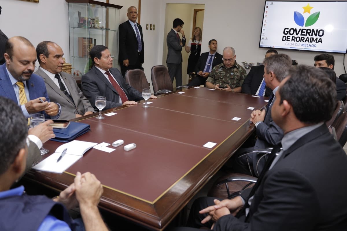 GeneralMourao's tweet image. Organizado o #ConselhodaAmazoniaLegal, mãos à obra! Hoje e amanhã visitarei as cidades de #BoaVista e #Pacaraima para conhecer a situação e ouvir o governador e o prefeito sobre as ações que podem melhorar a vida dos roraimenses.
