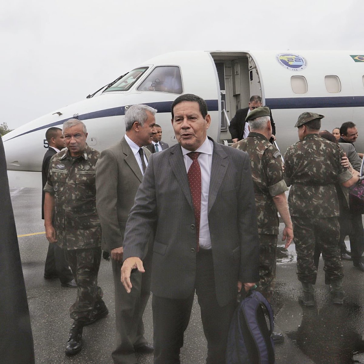 GeneralMourao's tweet image. Organizado o #ConselhodaAmazoniaLegal, mãos à obra! Hoje e amanhã visitarei as cidades de #BoaVista e #Pacaraima para conhecer a situação e ouvir o governador e o prefeito sobre as ações que podem melhorar a vida dos roraimenses.