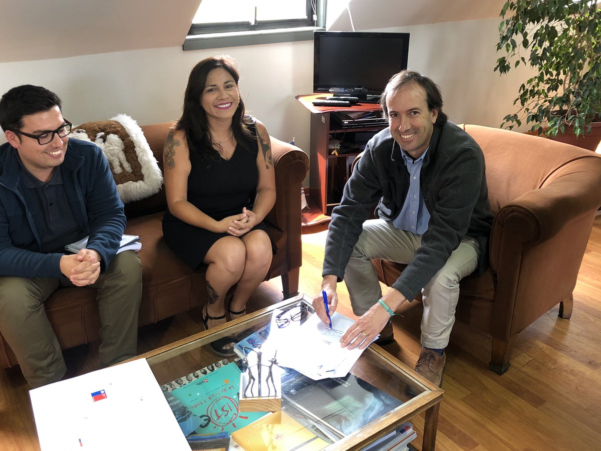 MindepValpo's tweet photo. #SantoDomingo realizará su #PlanComunal deportivo 👏🏻
Nuestra seremi @rutholiverad junto al Alcade Fernando Rodríguez de @santodomingocl firmaron el convenio para realizar el plan comunal y así fijar la hoja de ruta que permitirá desarrollar y potenciar más el deporte en la comuna https://t.co/ExVwWybwVc