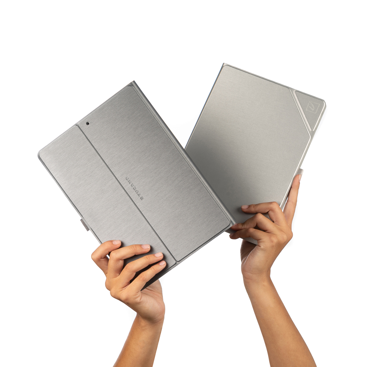 Protect your iPad with the Metal case, the perfect synthesis of light and shape
#tucanomilano #italiandesign #ipad #apple  #metal #cover #tablet #silver #lines #italianstyle