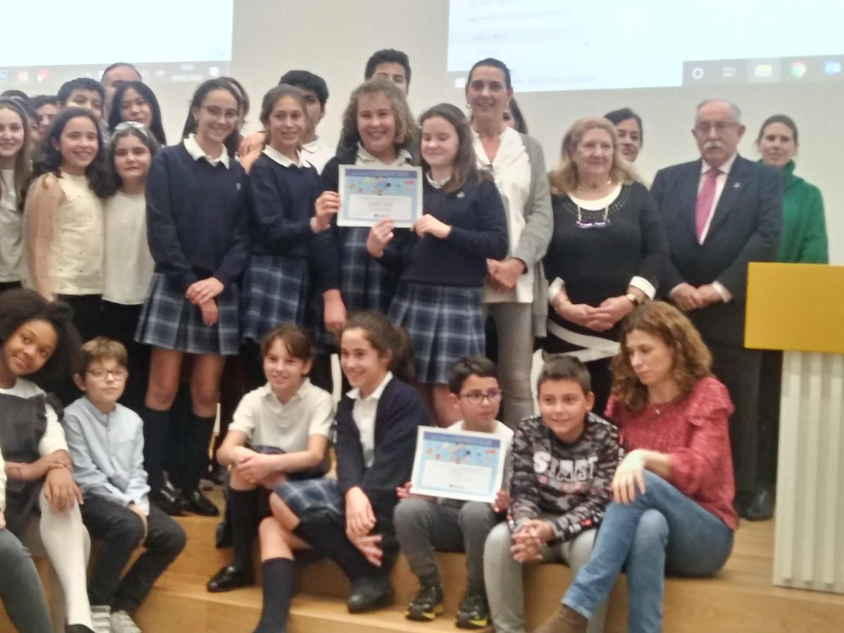 cscrosales's tweet photo. Así de felices recogimos el 2º Premio de la Fundación Reale por nuestro belén. #ganadores #fundacionreale #somosSagradoCorazón https://t.co/7BYcFbkI7V