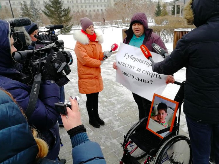 Отец умершего двухлетнего мальчика требует ответа за его смерть от губернатора Александра Усса.

История ужасная: ребенок стал жертвой бюрократии.

transparant.news/events/otets-u…