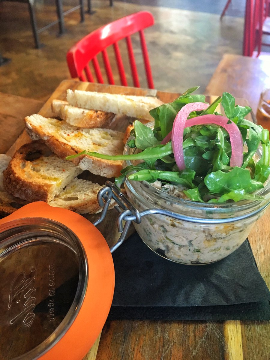 We’ll never turn down salmon rillette-perfect for sharing or a light dinner 😋
#troquetchi #frenchbistro #dinnertime #rivernorthrestaurants #humpday