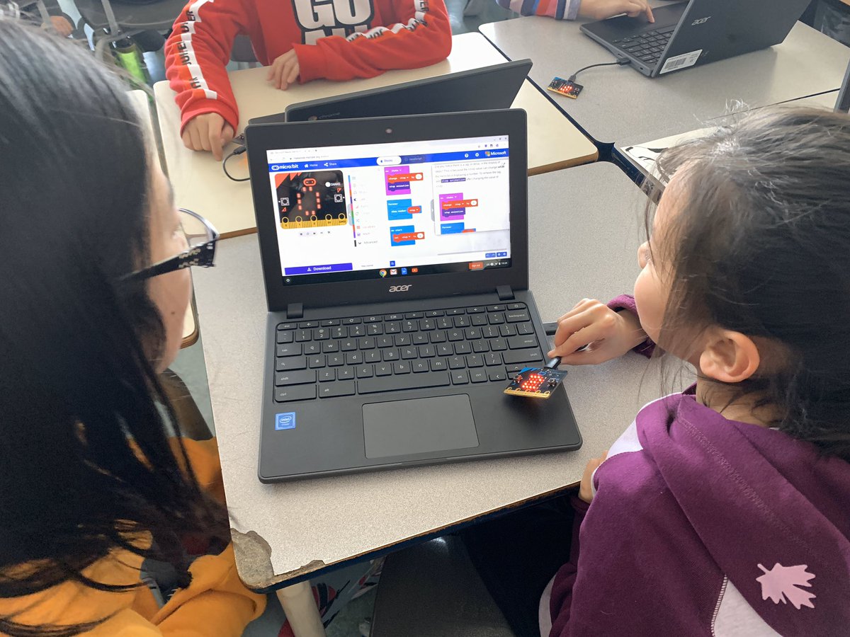 EdgemontGrade5's tweet image. Coding microbits. We are teaching our gr3 friends. We can create programs together @EdgemontRm13CBE @KidsCoding #codeclubcanada