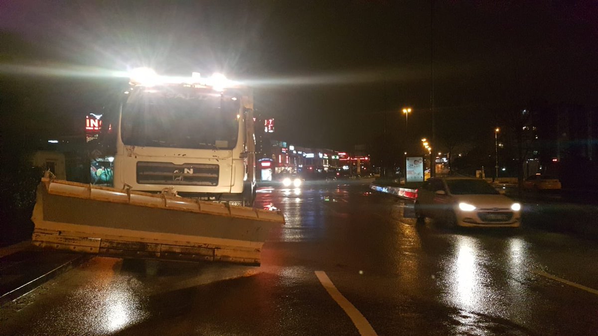 ankarabbld's tweet photo. SİZİN İÇİN ZAMANSIZ ÇALIŞIYORUZ

Fen İşleri ekiplerimiz, Ankara'nın dört bir yanında kar küreme ve tuzlama çalışmalarına hız kesmeden devam ediyor. 

🔷 Ümitköy Alacaatlı Caddesi
🔷 Haymana - İlçe
🔷 Yapracık TOKİ
🔷 Bala Yeniköy Mahallesi

@mansuryavas06 
#Büyükşehirİşbaşında https://t.co/CPgDHqFBX2