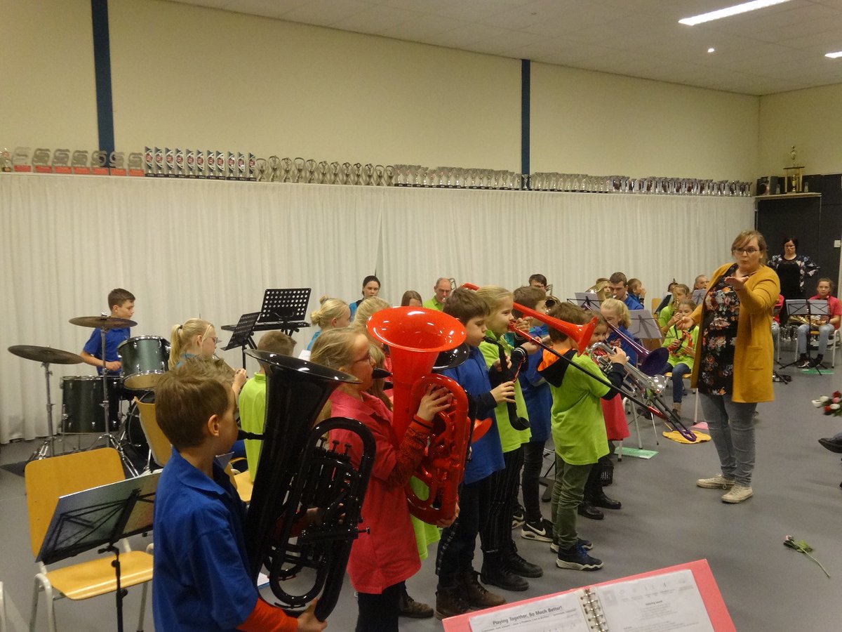 harmonieakkrum's tweet photo. Mooi concert Spelenderwijs, Opstap en Mix: Afgelopen maandag was er weer volop belangstelling voor het concert van de jeugd van Muziekvereniging “Harmonie” Akkrum. De tweede lichting van het Spelenderwijs project presenteerde wat ze de afgelopen weken… https://t.co/xOTsPRS4Kx https://t.co/M1R5QJfDTi