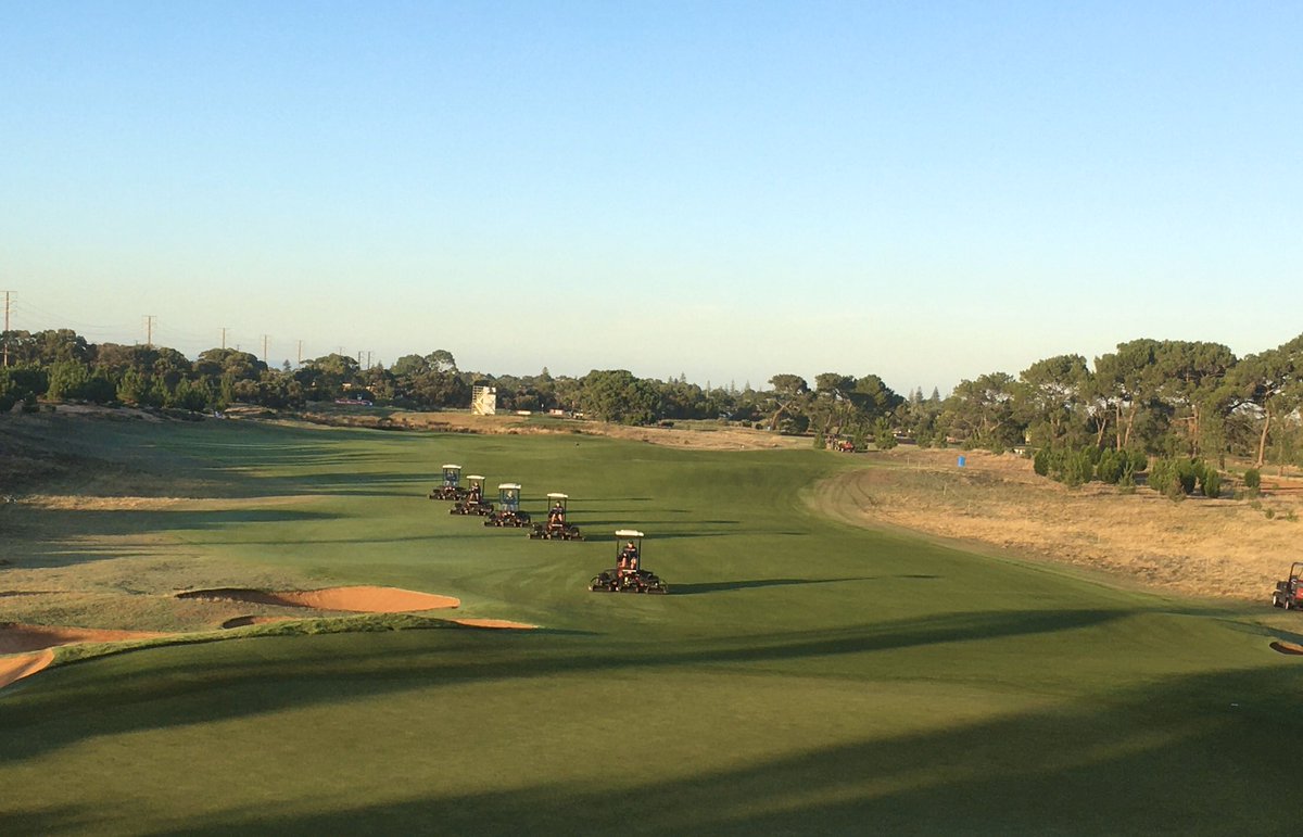 jonesy_simon's tweet photo. Thrilled to be watching the grounds staff and volunteers, from around the country and overseas, preparing a beautiful surface for the ISPS Handa Australian Women’s Open, with a fleet of Toro’s. Congratulations to Nathan and his team @toroaus @RAGC_Links https://t.co/xCsJGngcXK