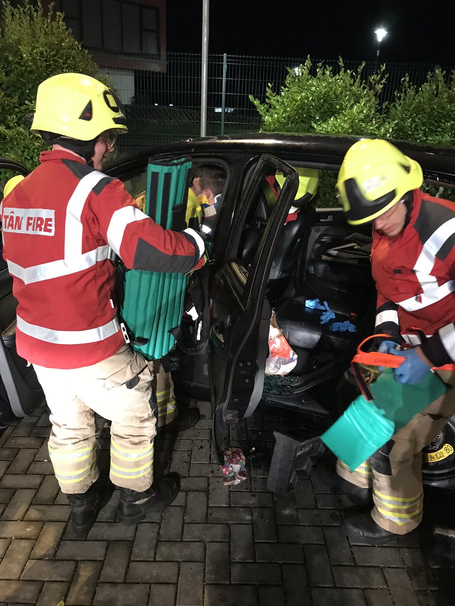 daipugh1's tweet photo. RTC and 1st aid drills with the On-Call crew at Aberystwyth Fire Station tonight. @Kobzz @iamthebigmont @arjames268 @mawwTechnical @rowlandpenrhos @Carwynsionthom1 @JackRimmer9 @mawwfire @yasar_aydogmus @mattkarenrobert @GorsafS @mawwfire https://t.co/x6yeDzcMyL