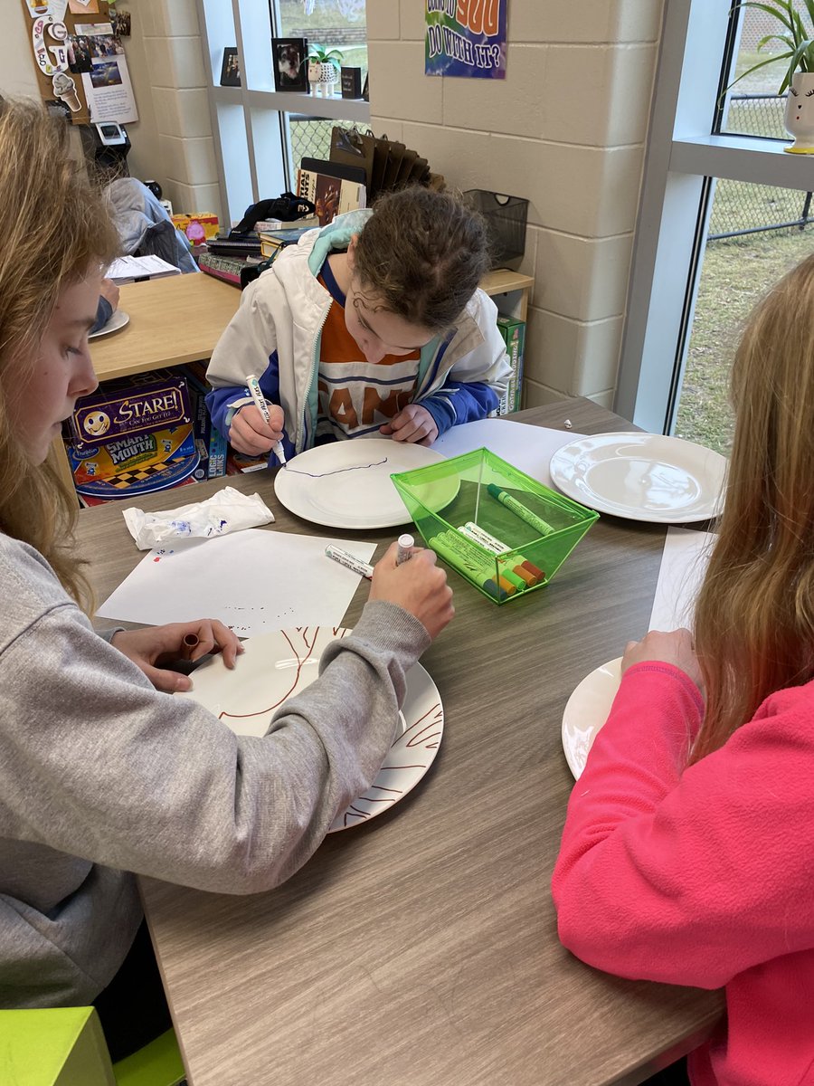 Kindness is meant to be shared!❤️ 6th graders <a href="/WilsonElem/">Wilson Elementary</a> painted beautiful plates as part of The Giving Plate project. Thanks to @ATplate18 Soon they’ll be filling them with a treat and passing them to someone special in hopes that they will do the same! #PassItOn <a href="/FHSchools/">FHSD</a>