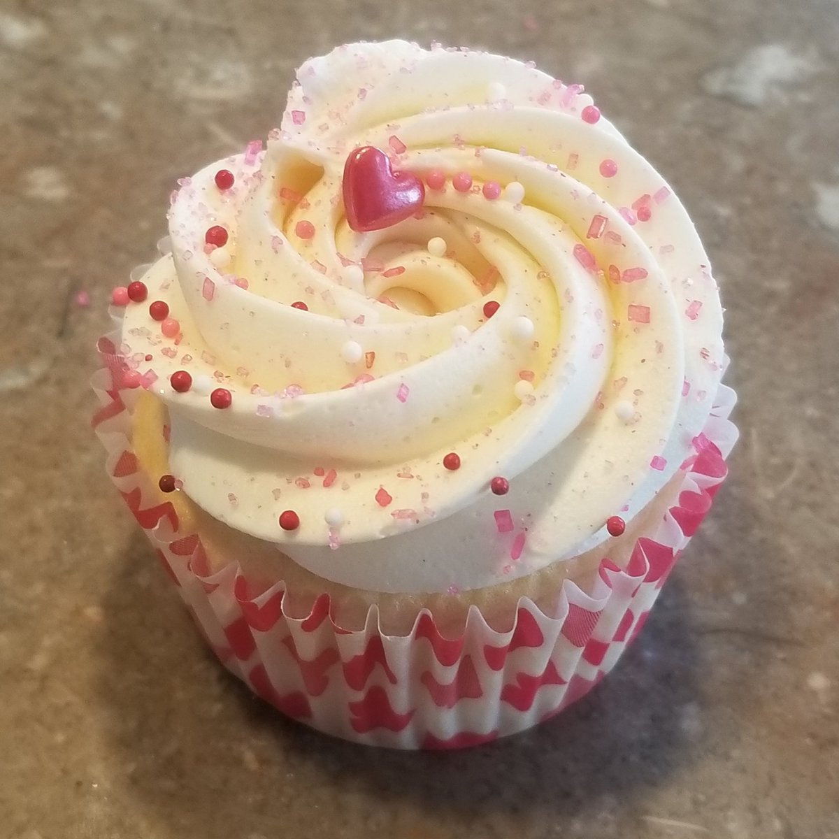 Simple, perfect, vanilla cupcakes with pink sugar and sprinkles.💕

#CAKEBUS #FlourChildCreations #topthat #onlyinwanamingo #mnbakery #cupcakesofinstagram #instacupcake #cupcakeoftheday #cakeeveryday #indulge #bakingtherapy #valentines2020