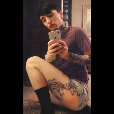 Calebbbb___'s tweet photo. #NewProfilePic haven’t been on this in years please excuse my previous posts from when I was still in HS and depressed as fuck back then 😂😅 https://t.co/PPS47Btll3