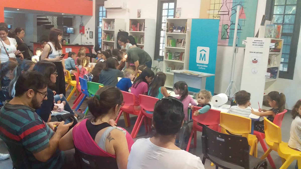 UruguayTeLeo's tweet photo. #Ahora en @UruguayTeLeo estamos disfrutando de un  hermoso Taller de Ilustración com Lourdes Medina 🤗
Estamos hasta las 21 horas en el Castillo del Parque Rodó 
@#UruguayTeleo #FeriadelLibro #CastilloDelParqueRodo https://t.co/EwWl7b80IC