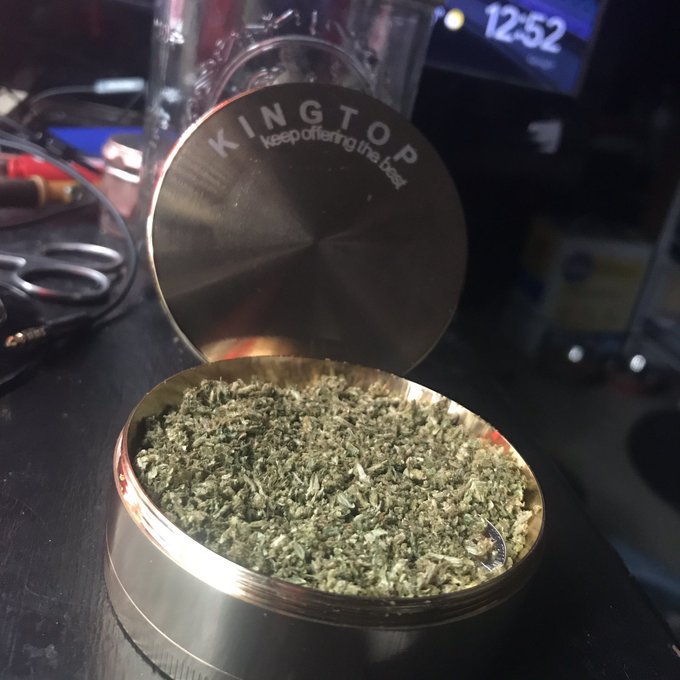 Guess what came in today!!!!!!! #kingtopgrinders #freakystoner https://t.co/6oxqjY2TXG<a href="/tag/kingtopgrinders"class="tags">#kingtopgrinders</a><a href="/tag/freakystoner"class="tags"><span>#freakystoner</span></a>